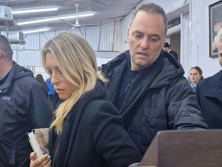 Polémica por el viaje de Manuel Adorni en jet privado durante el feriado