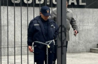 Se encadenó frente al Poder Judicial para exigir la liberación de su esposo policía