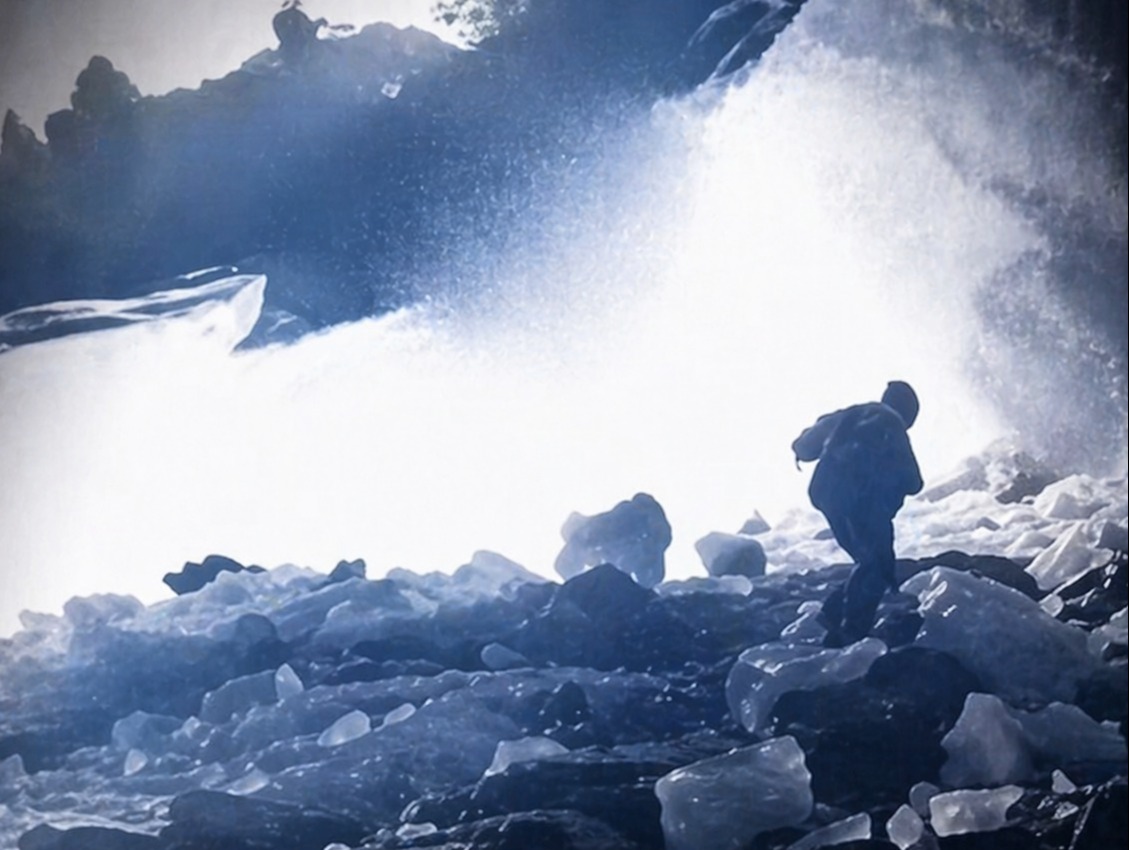 ¡TRAGEDIA EN ISLANDIA! Un turista murió tras el colapso de una cueva de hielo y un insólito error paralizó la búsqueda
