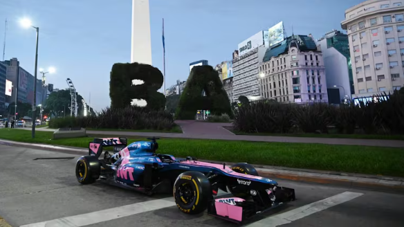 Crece la expectativa por la exhibición de Colapinto en Buenos Aires: presentaron su auto de F1 en el Obelisco