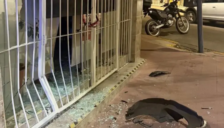 Un auto terminó incrustado en un comercio tras un choque en pleno centro