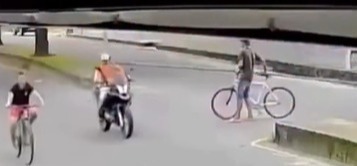 ¡BRUTAL ACCIDENTE! Un ciclista cruzó con una viga de madera y provocó la violenta caída de un motociclista