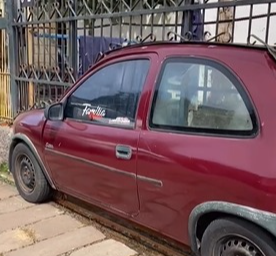 ¡EL INVENTO DEL AÑO! Creó el "Corsa-Portón" y el video ya es un furor total en las redes
