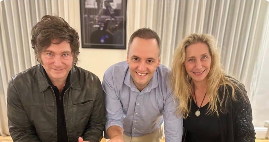 Este aval ilimitado de Javier Milei y Karina hacia Adorni los está perjudicando