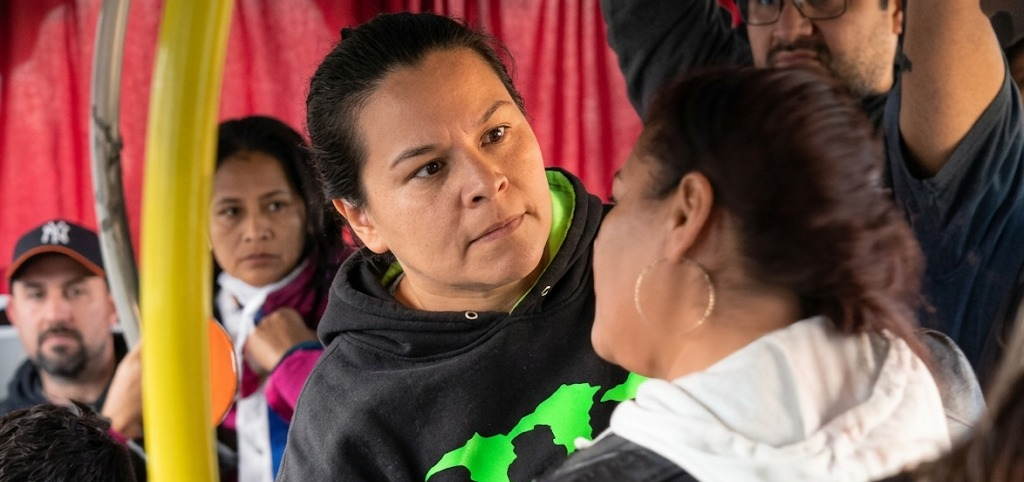 ¡ESCÁNDALO EN EL COLECTIVO! Dos mujeres protagonizaron una violenta pelea a los gritos frente a todos los pasajeros