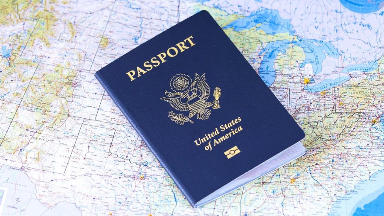 EE.UU. comenzará a revocar pasaportes a padres con deudas millonarias por manutención infantil