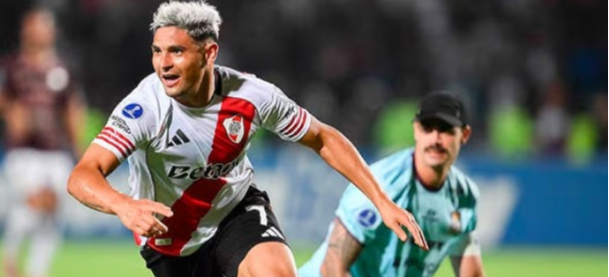 ¡LA INCREÍBLE RACHA DE RIVER! Matías Viña al arco, victoria agónica y otra noche de película en la Sudamericana
