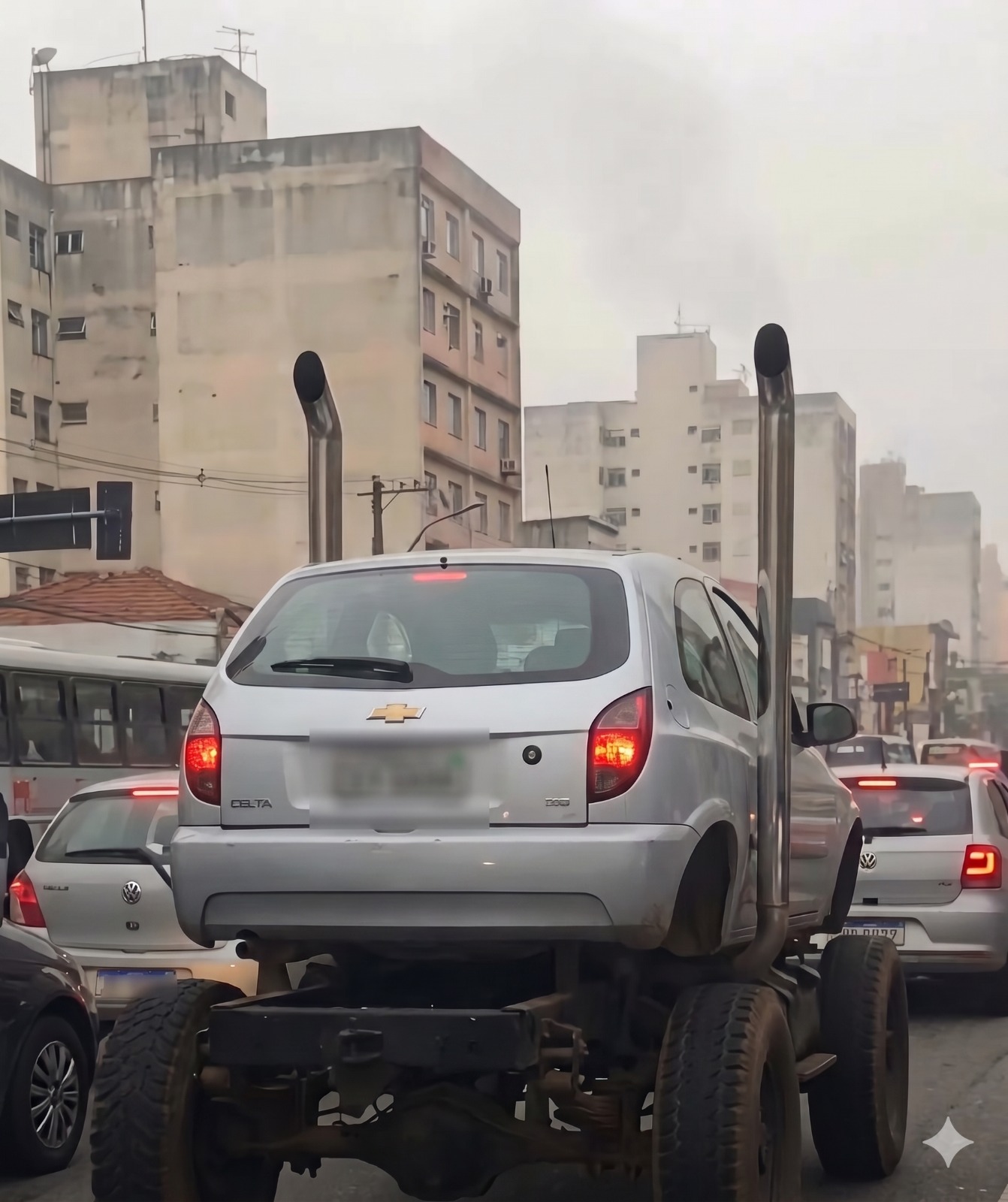 ¡UN CELTA TODOTERRENO! El insólito vehículo viral que revolucionó las redes sociales
