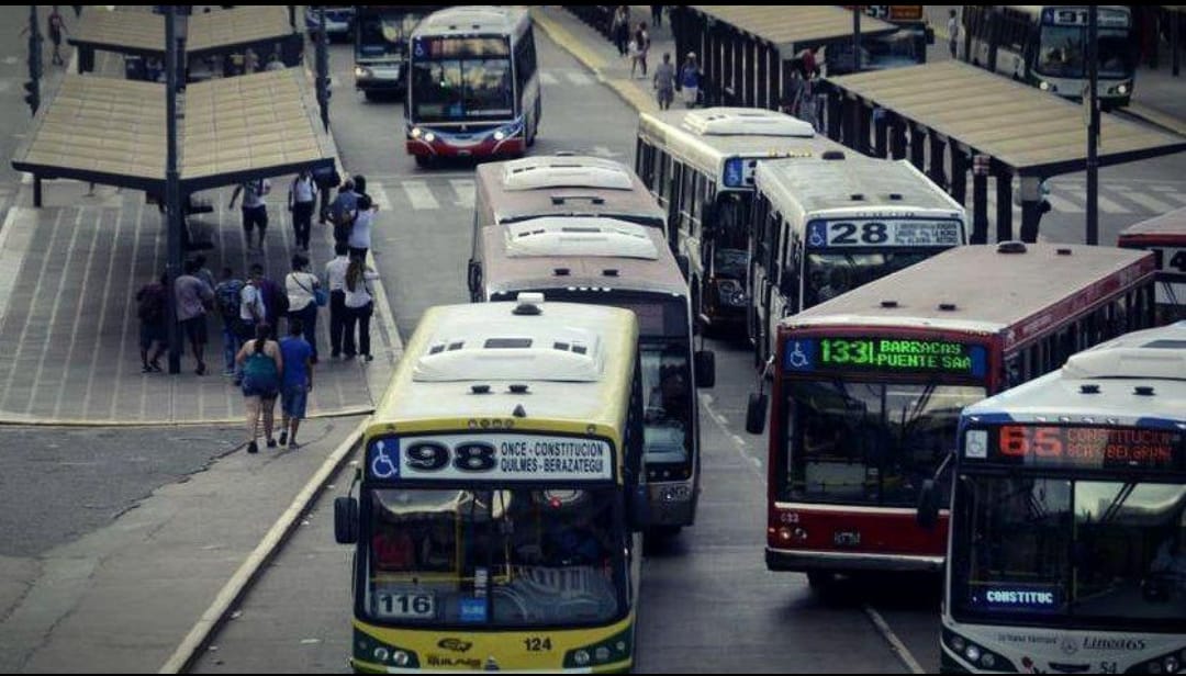 El Gobierno abre consulta pública y avanzan nuevos aumentos en colectivos y trenes