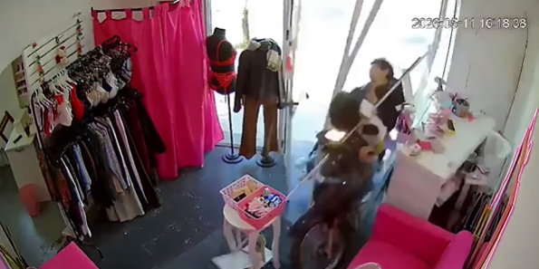 Le enseñaba a manejar la moto a una nena de 14 años y terminaron incrustadas adentro de un local