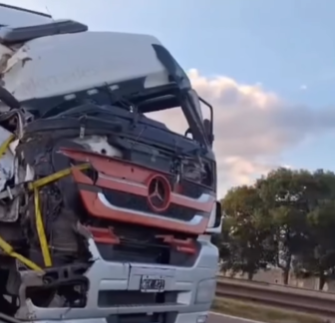 ¡INCREÍBLE PERO REAL! Un camión destrozado fue grabado circulando por la ruta y enciende la polémica
