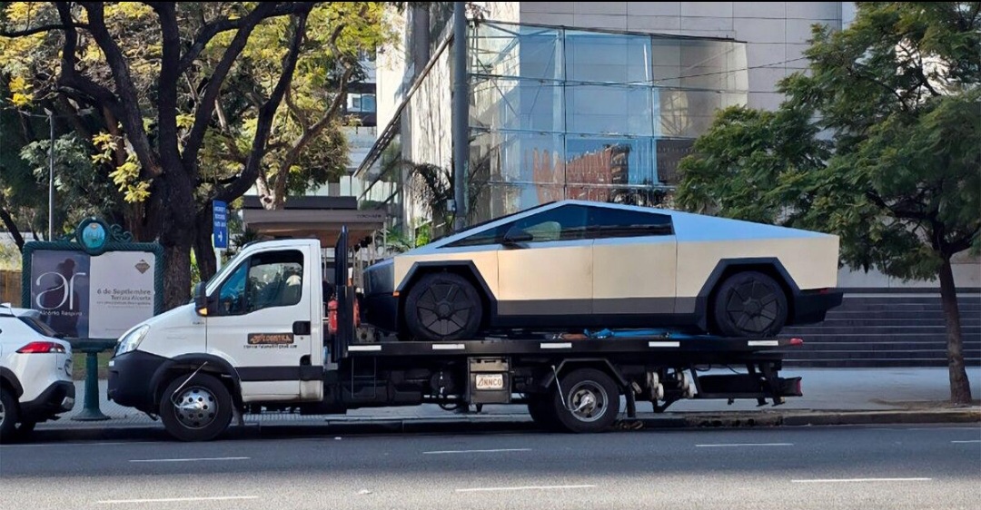 Tras la polémica, retiraron en grúa el Tesla Cybertruck del diputado libertario Manuel Quintar 