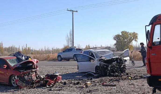 Tragedia en la Ruta 22: un muerto y tres heridos tras un violento choque frontal en Río Negro
