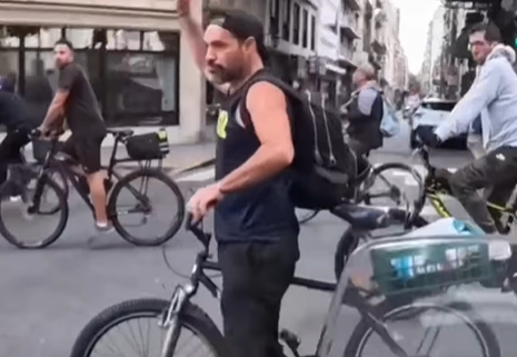 ¡PASAN EN ROJO Y SE OFENDEN! El polémico video de un ciclista que reavivó la furia en el tránsito