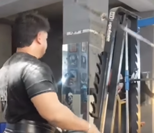Más ego que técnica: el video viral que expone el grave peligro de revolear las pesas en el gimnasio