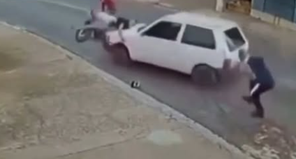 ¡JUSTICIA POR MANO PROPIA! Motochorros intentaron robarle y el conductor de un Fiat Uno los pasó por encima