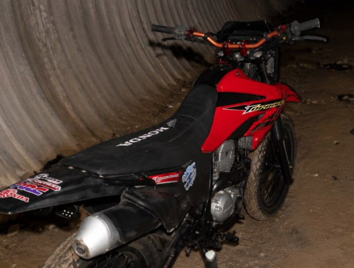 Robaron una moto en la EDIRO y la hallaron oculta en un túnel bajo la Autopista Santos Ortiz
