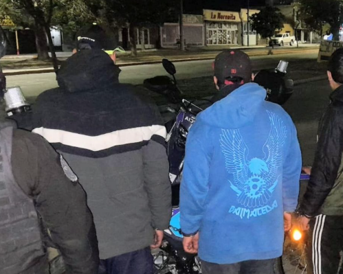 Tensión en la madrugada: demoraron a tres hombres por intentar robar un auto en avenida Lafinur
