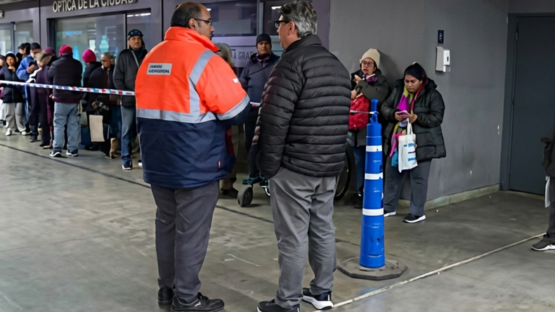 Viajes gratis para personas con discapacidad: largas filas para vincular el CUD con la tarjeta SUBE