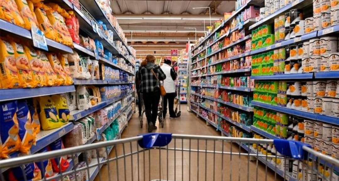 Las ventas en supermercados cayeron 3,7% interanual en abril y reflejan el retroceso del consumo