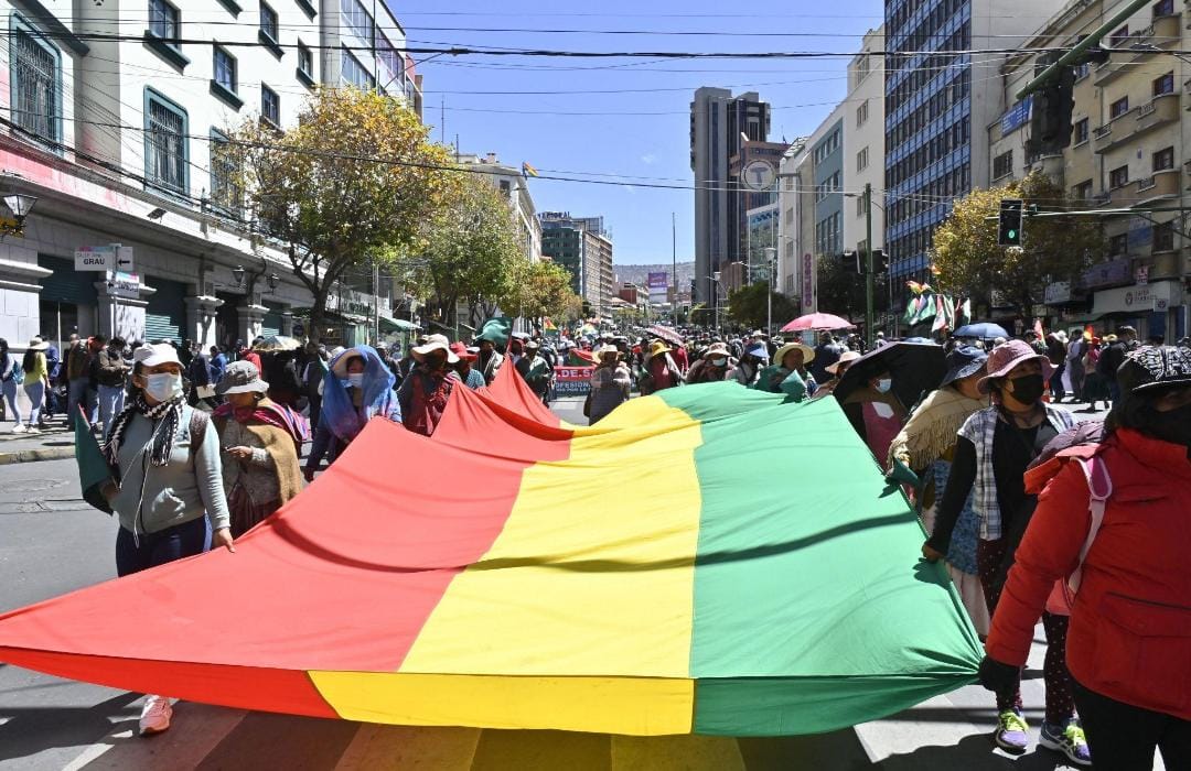 Bolivia decretó el estado de excepción en medio de una creciente crisis social y bloqueos de rutas