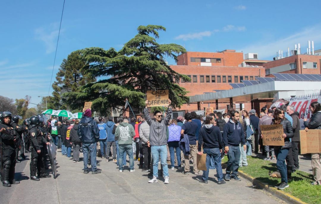 Reclamos y tensión en la Comisión Nacional de Energía Atómica: denuncian casi 100 despidos y hubo represión durante una protesta