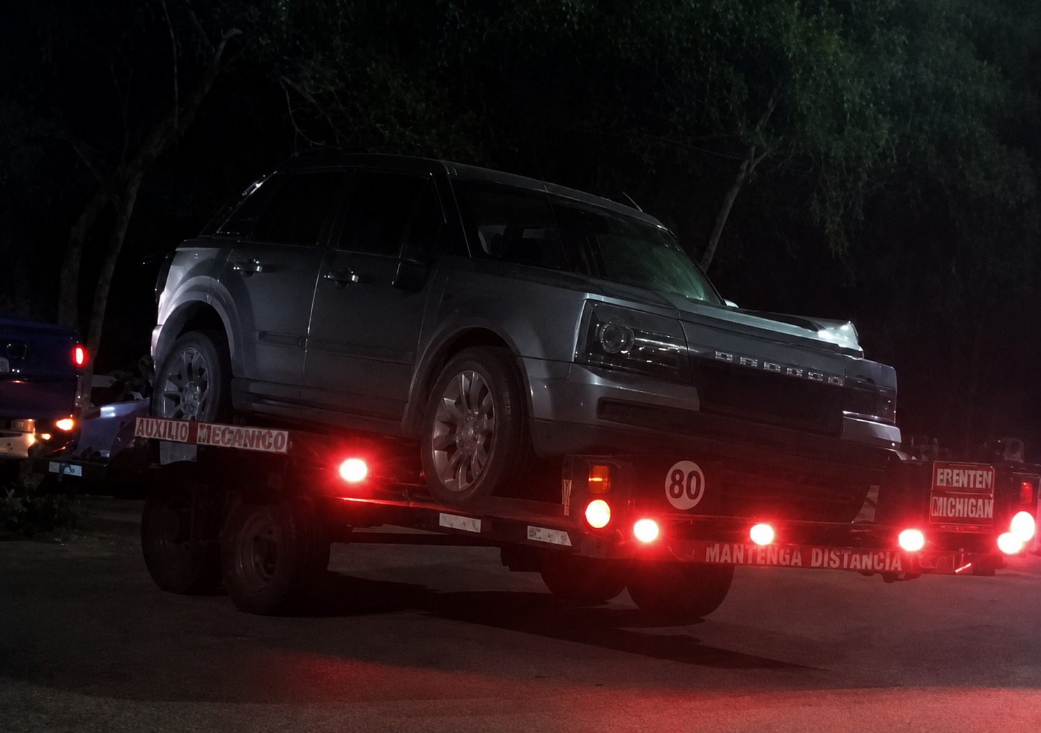 Vuelco en la Autopista Los Puquios: una camioneta impactó contra una luminaria y terminó dada vuelta