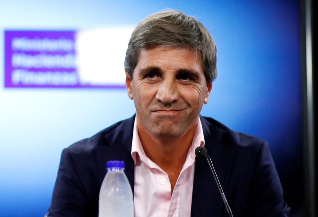 Caputo ganó aire con un plan de US$ 6.000 millones, pero persisten las dudas