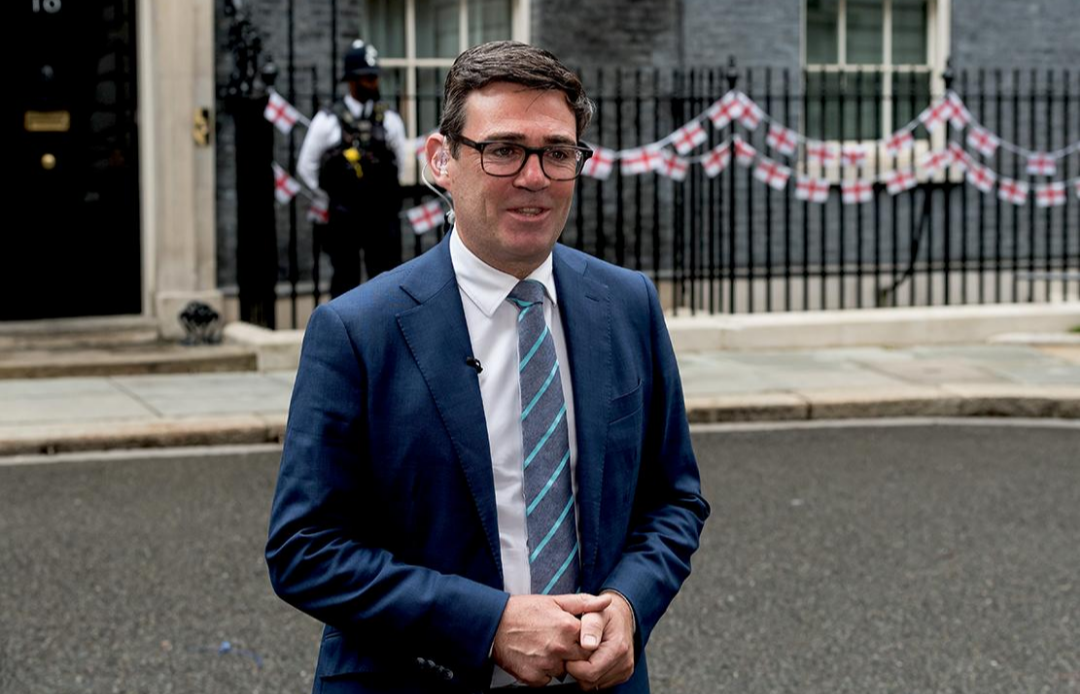 Andy Burnham asumió como primer ministro del Reino Unido tras la renuncia de Starmer