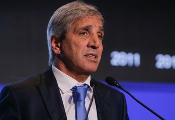 Caputo: “Tener los dólares bajo el colchón es un muy mal negocio”