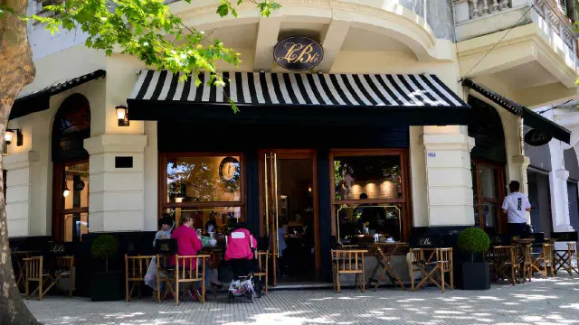 175 cheques rechazados: histórica cadena de café, al borde de la quiebra