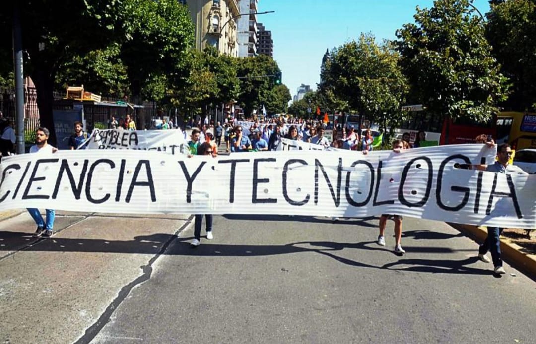 Investigadores y becarios del Conicet marcharon al Polo Científico: "400 científicos nos quedamos sin trabajo"
