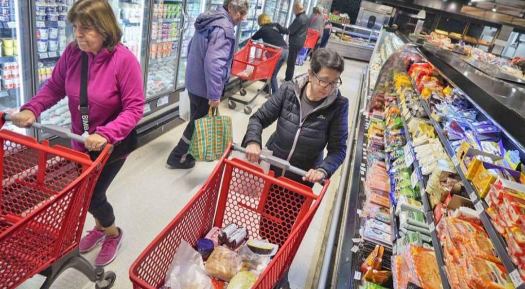Una encuesta encendió alarmas en el Gobierno: crecen las preocupaciones por los salarios y el empleo