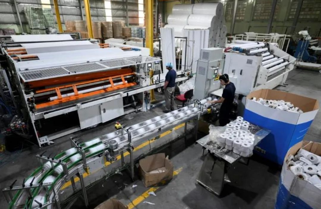 El empleo registrado volvió a caer y el salario mínimo acumula una pérdida del 40% desde 2023