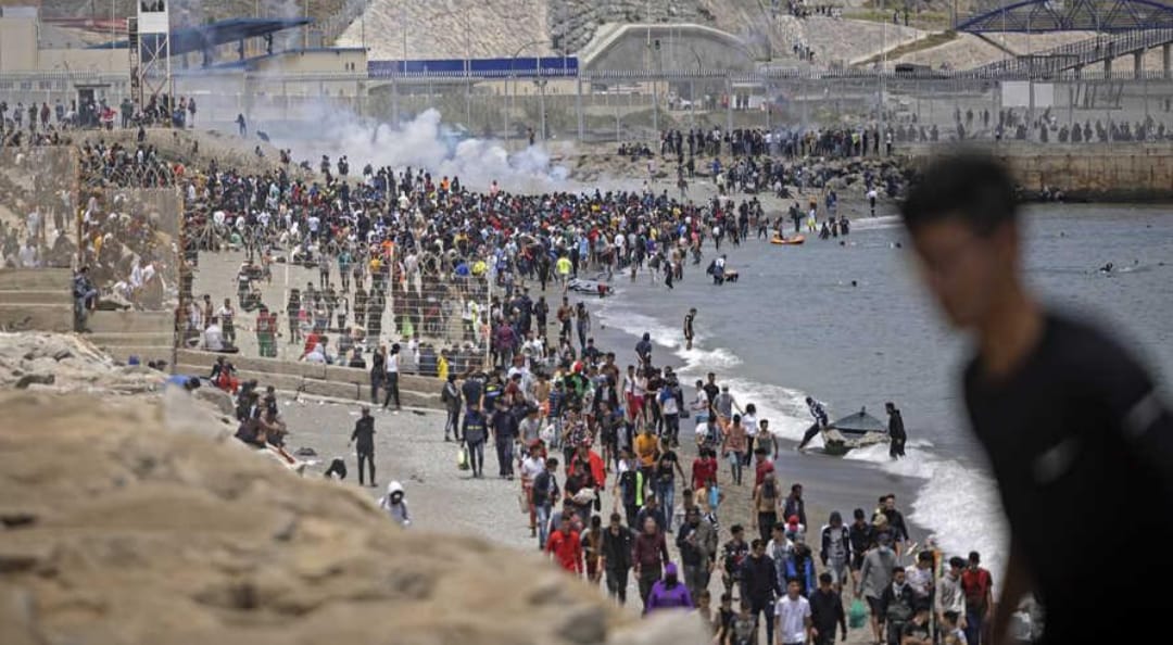 Crisis migratoria en Ceuta: casi 49.000 personas cruzaron desde Marruecos y España reforzó la frontera