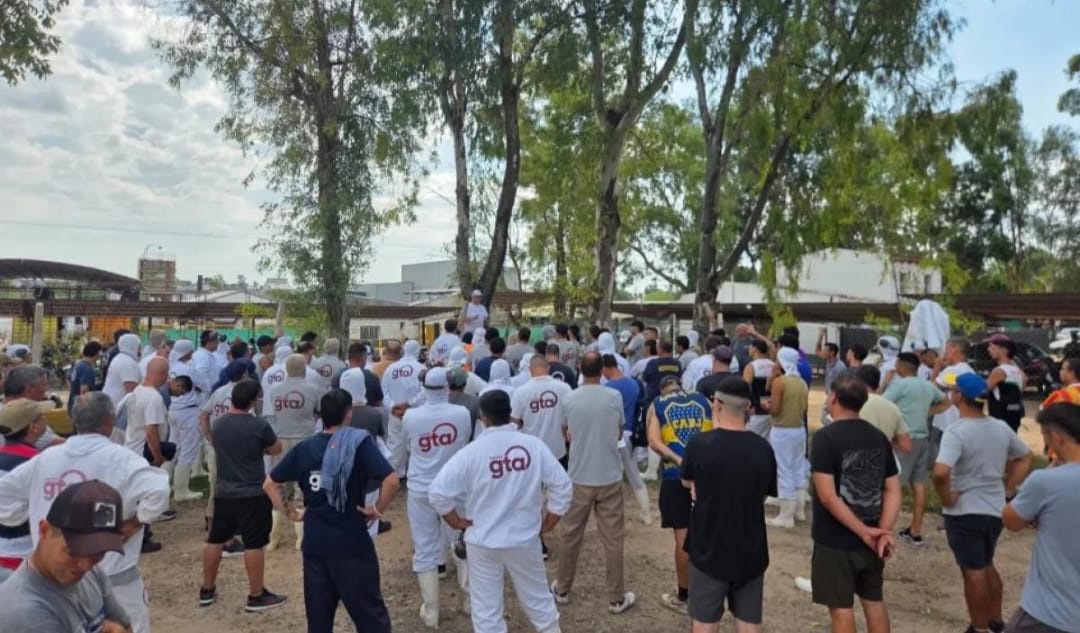 Se profundiza la crisis en Granja Tres Arroyos: paralizará plantas durante agosto y crece la preocupación por los empleos