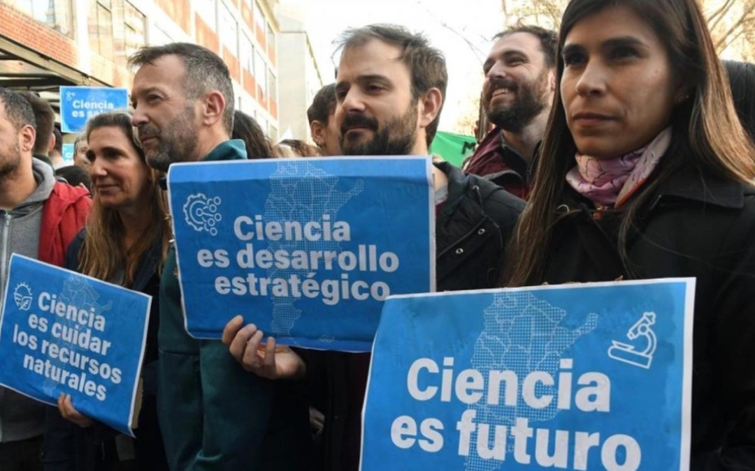 CIENTÍFICOS CONVOCAN A UNA MARCHA AL OBELISCO: “ME PONGO LA CAMISETA PARA DEFENDER ARGENTINA”