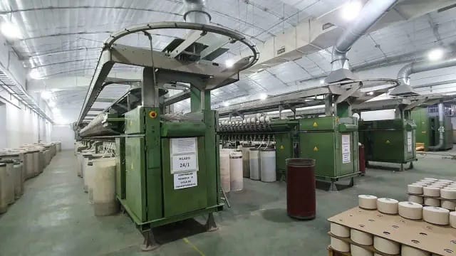 CRISIS TEXTIL: HISTÓRICA FÁBRICA QUE PRODUCE PARA ZARA Y PUMA DESPIDIÓ A 80 TRABAJADORES Y MUCHOS SE ENTERARON POR WHATSAPP