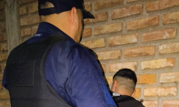 Pánico en el barrio Cerro de la Cruz: intentó incendiar una casa y terminó detenido