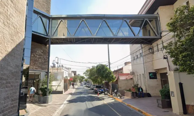 Locura en pleno centro: un hombre fue apuñalado dentro de la clínica Cerhu y el agresor está prófugo