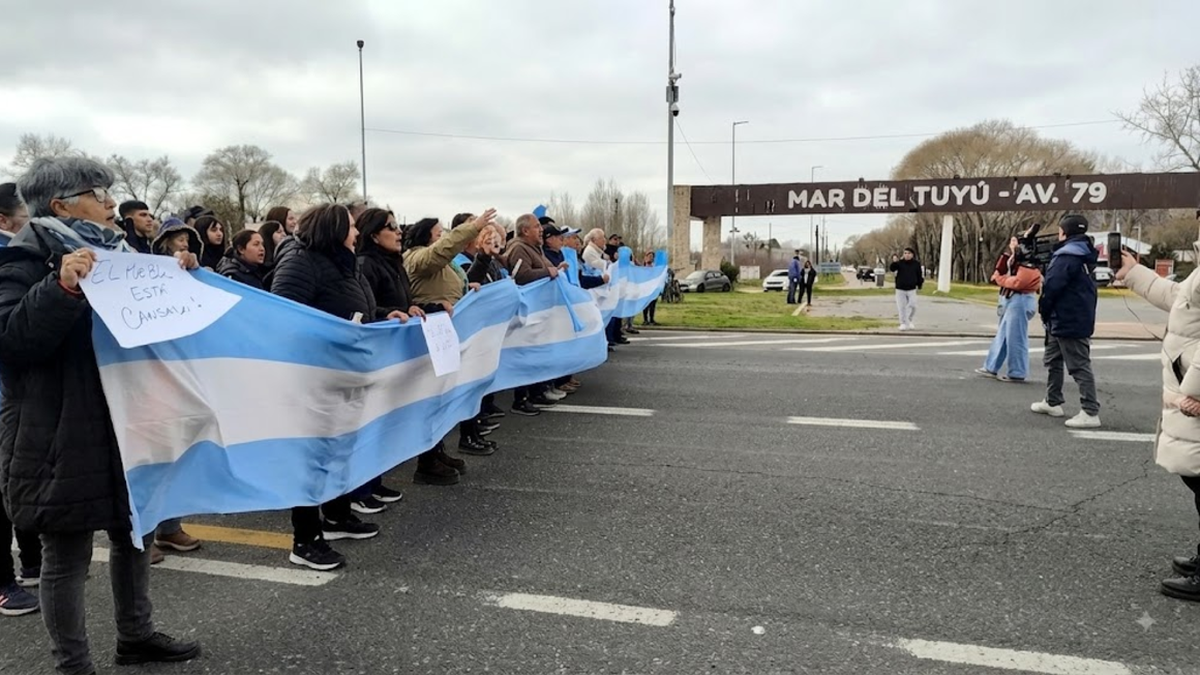 Tarifazos en el Partido de La Costa: vecinos de Mar del Tuyú salieron a la calle golpeados por facturas millonarias