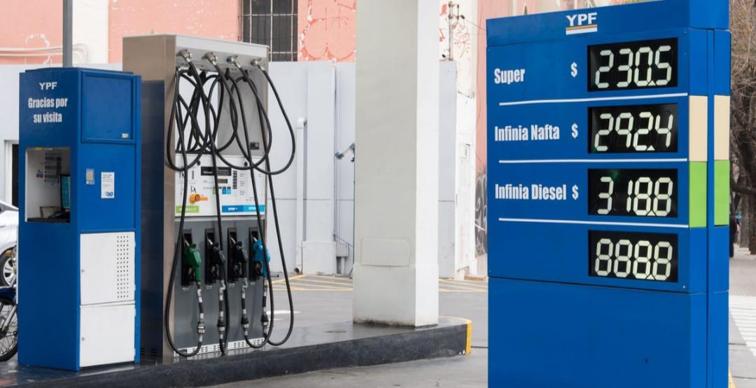 Los combustibles subieron 558% desde 2023 y llenar el tanque requiere cada vez más salario