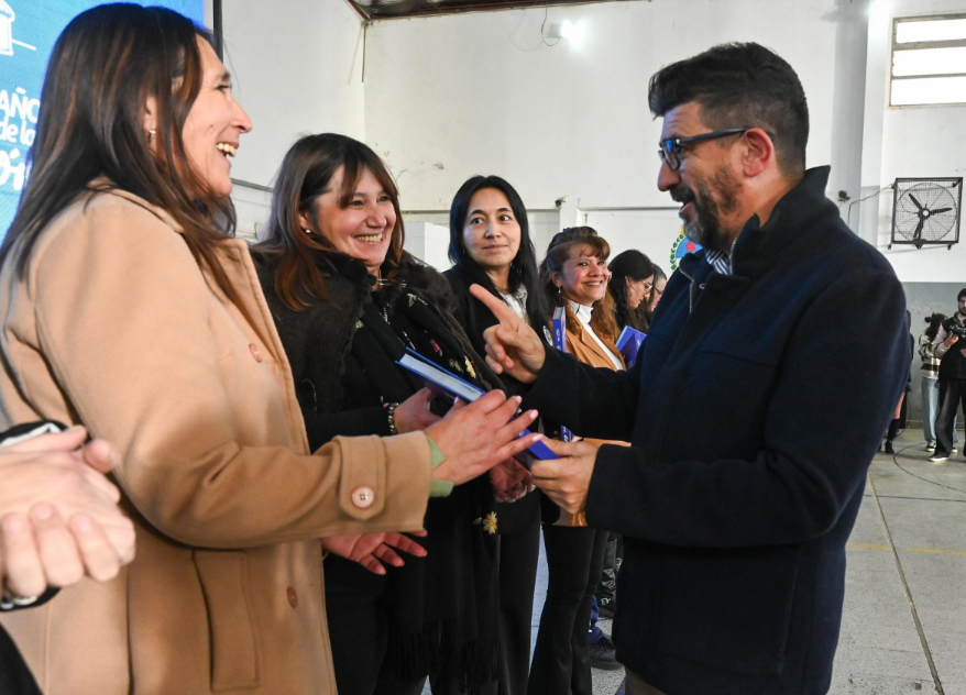 "Malvinas, El Legado": el emotivo libro con testimonios de excombatientes llegó a escuelas y ONG de Villa Mercedes