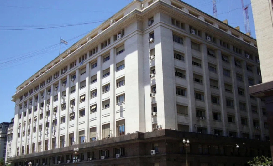 El Gobierno oficializó la flexibilización de créditos en dólares para empresas no exportadoras