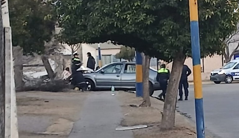 Brutal choque en Avenida Centenario: cinco jóvenes hospitalizados tras incrustarse contra un árbol