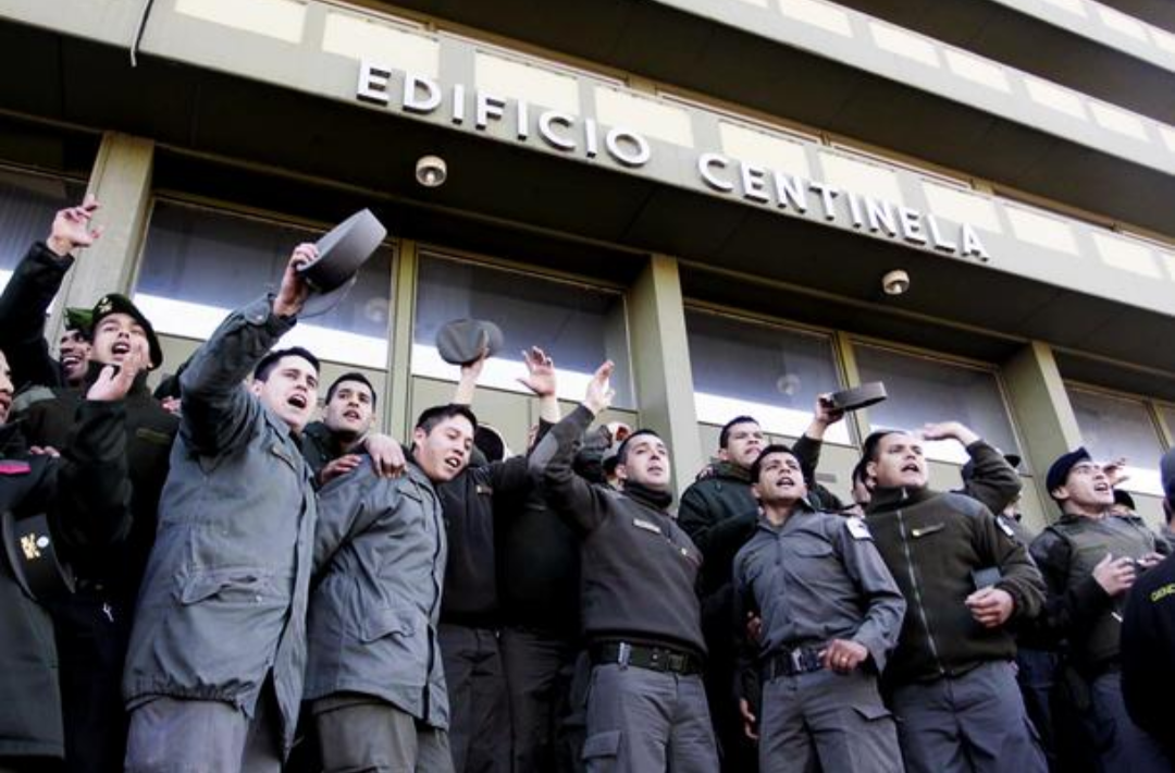 Las fuerzas de seguridad salieron a la calle por los salarios