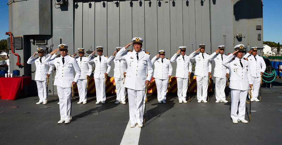 Fuerte advertencia de un almirante retirado: “Los sueldos de miseria empujan a los mejores cuadros al retiro”
