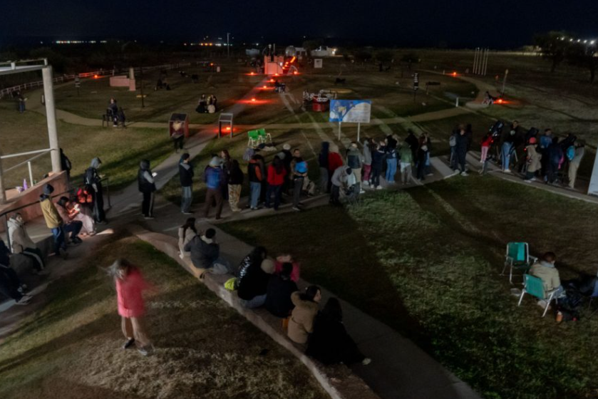 Una noche bajo las estrellas: más de 200 personas disfrutaron del eclipse parcial de Luna en el Parque Astronómico