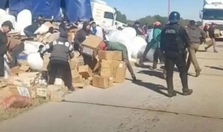 Vuelco y descontrol en San Luis: vaciaron un camión accidentado cerca del Autódromo "Rosendo Hernández"