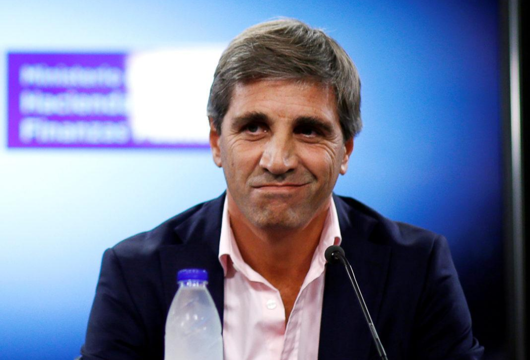 Mientras Caputo pide que los argentinos inviertan en el país, declaró $12.422 millones depositados en el exterior